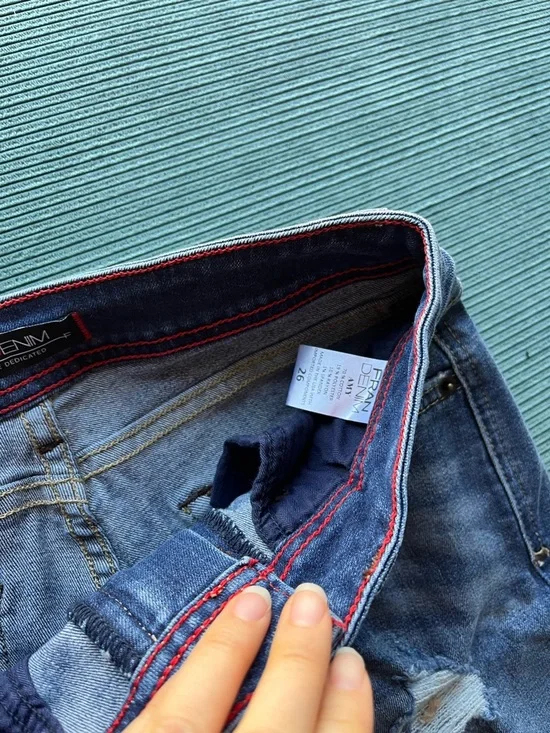 Fran Denim Amy 26 Shorts Jeans NWT Athletic Women Light Wash Distressed Curvy - Picture 2 of 3